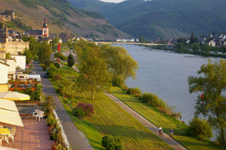 Aussicht vom Dachbalkon auf Zell Ferienwohnungen in herrlicher Mosellage