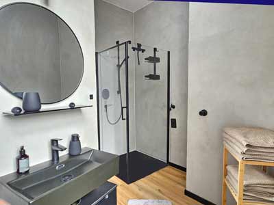 Bad mit Dusche und WC