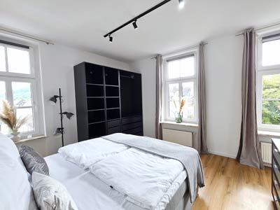 Heller Schlafraum mit 4 Fenster